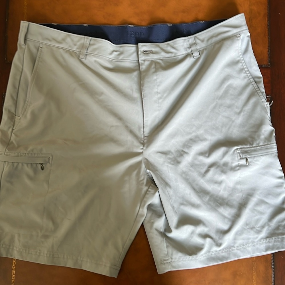 Men’s size 42 Izod golf shorts